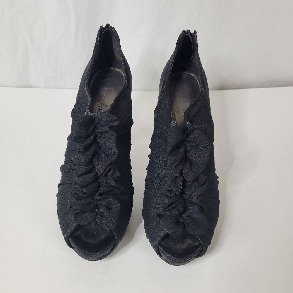 Jacqueline Ferrar Black Ruffle Zipper Back Stiletto Heels Size 7.5M‎